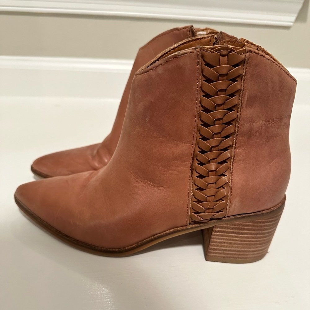 Women’s Lucky Brand Cosmio Western Booties.